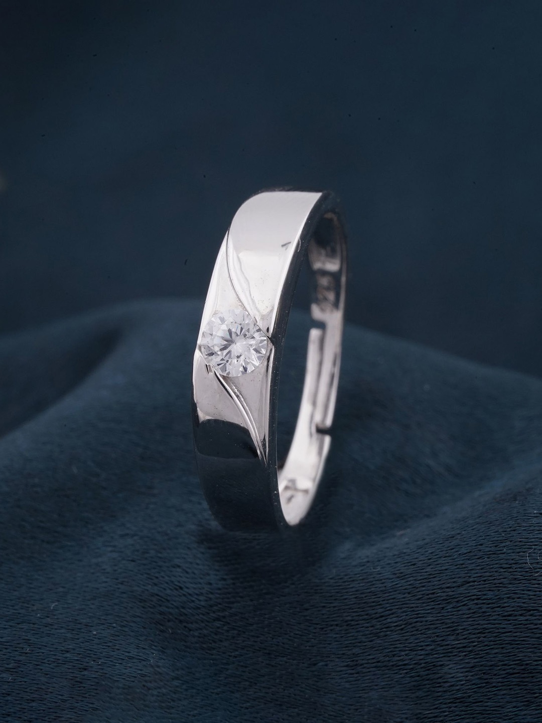 Zalkari Men 925 Sterling Silver Platinum-Plated CZ Studded Criss Cross Band Finger Ring
Zalkari Men 925 Sterling Silver Platinum-Plated CZ Studded Criss Cross Band Finger Ring