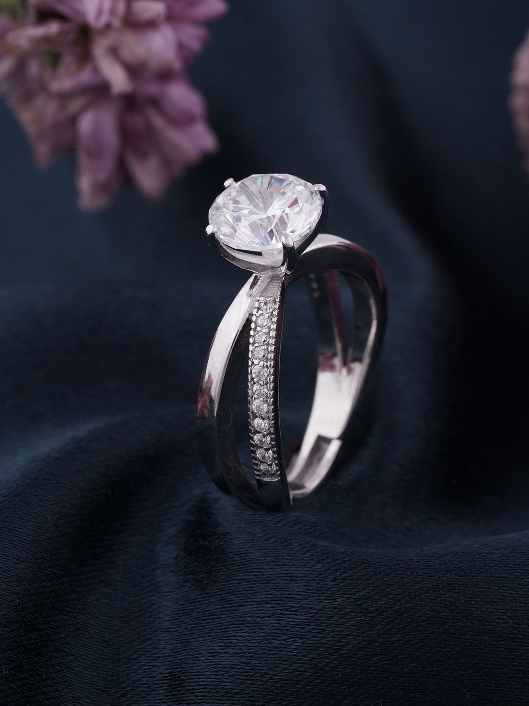 Zalkari Sterling Silver Rhodium-Plated Cubic Zirconia Studded Twisted Band Finger Ring
Zalkari Sterling Silver Rhodium-Plated Cubic Zirconia Studded Twisted Band Finger Ring