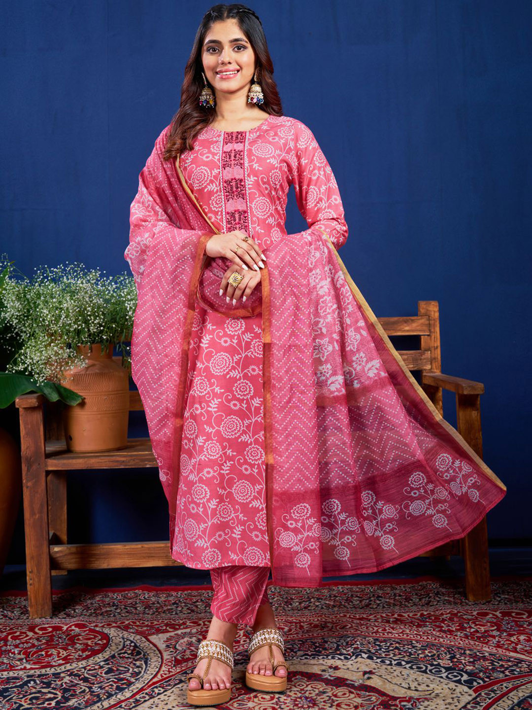 ARADHNA Floral Printed Round Neck Sequinned Straight Kurta With Trousers & Dupatta, Pink
ARADHNA Floral Printed Round Neck Sequinned Straight Kurta With Trousers & Dupatta, Pink