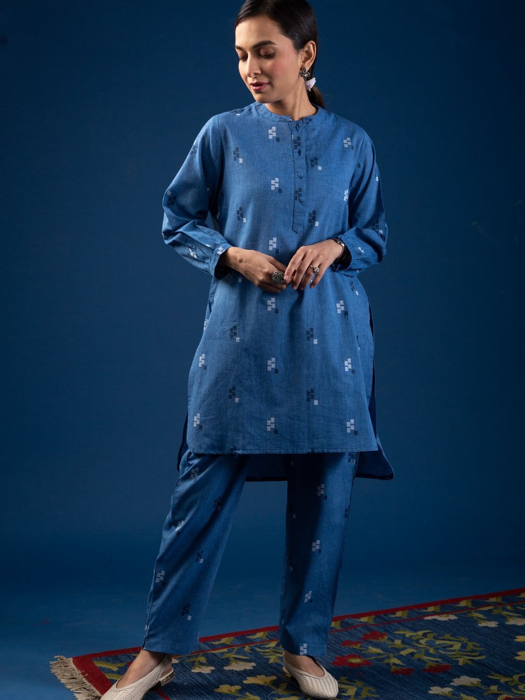KUSVAA Geometric Woven Design Mandarin Collar Pure Cotton Straight Kurta With Trousers, Blue
KUSVAA Geometric Woven Design Mandarin Collar Pure Cotton Straight Kurta With Trousers, Blue