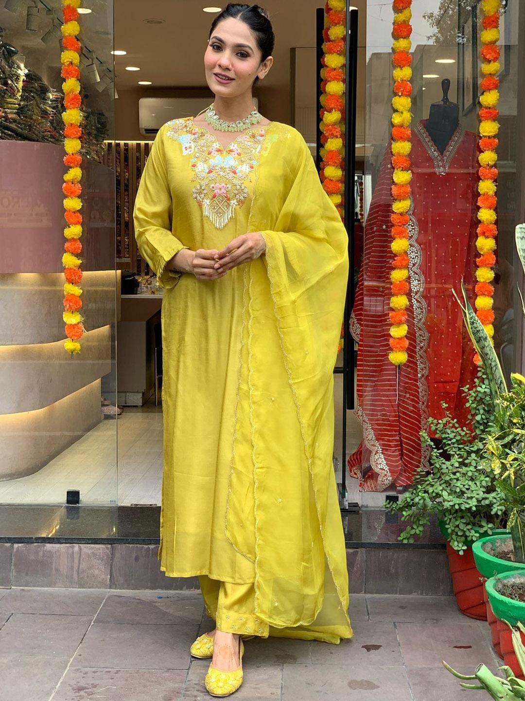 ASCIIBLUES Women Floral Embroidered Regular Thread Work Kurta with Trousers & With Dupatta, Yellow
ASCIIBLUES Women Floral Embroidered Regular Thread Work Kurta with Trousers & With Dupatta, Yellow