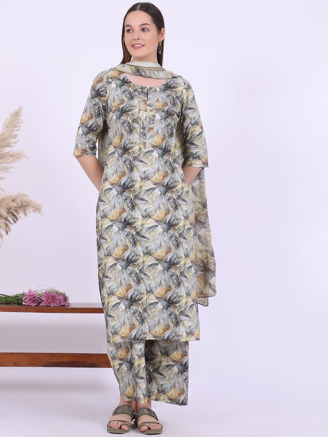 AURELIA Floral Printed Keyhole Neck Pure Cotton Straight Kurta With Trousers & Dupatta, Grey
AURELIA Floral Printed Keyhole Neck Pure Cotton Straight Kurta With Trousers & Dupatta, Grey