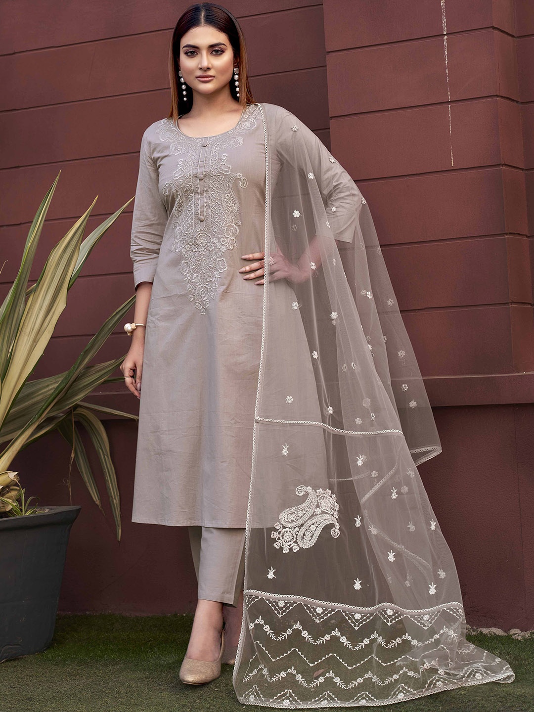 Tikhi Imli Grey Floral Yoke Design Thread Work Pure Cotton Kurta With Trousers & Dupatta
Tikhi Imli Grey Floral Yoke Design Thread Work Pure Cotton Kurta With Trousers & Dupatta