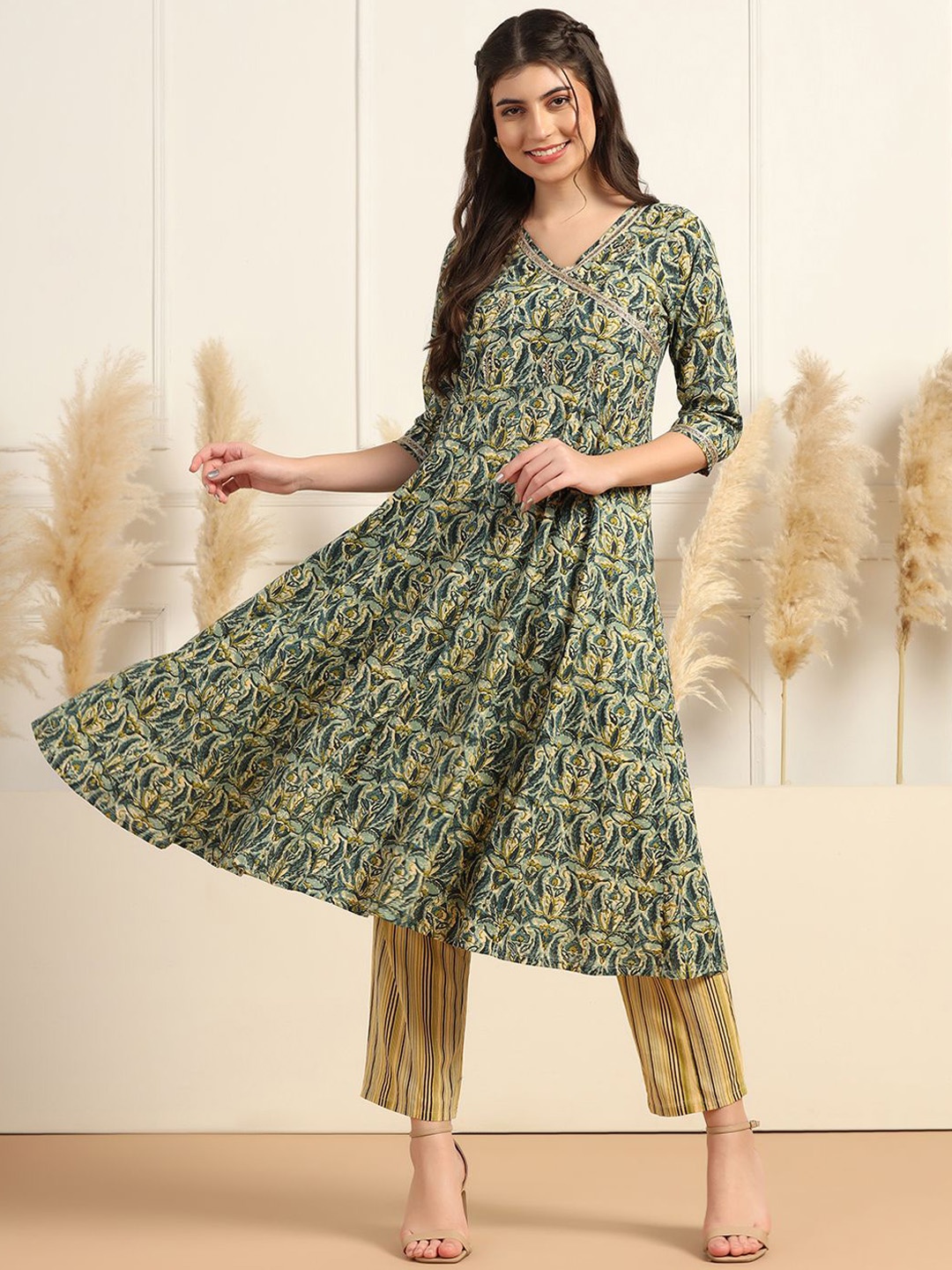 Moda Rapido Women Ethnic Motifs Printed Regular Kurta with Trousers, Green
Moda Rapido Women Ethnic Motifs Printed Regular Kurta with Trousers, Green