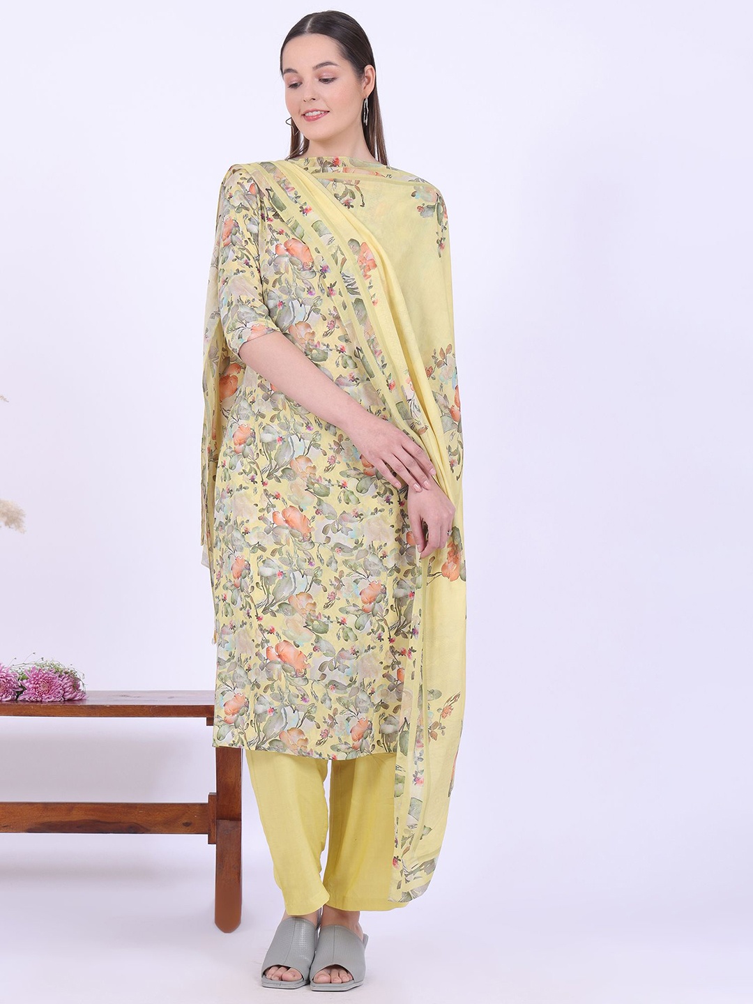 AURELIA Floral Printed Keyhole Neck Straight Kurta With Palazzo And Dupatta, Yellow
AURELIA Floral Printed Keyhole Neck Straight Kurta With Palazzo And Dupatta, Yellow