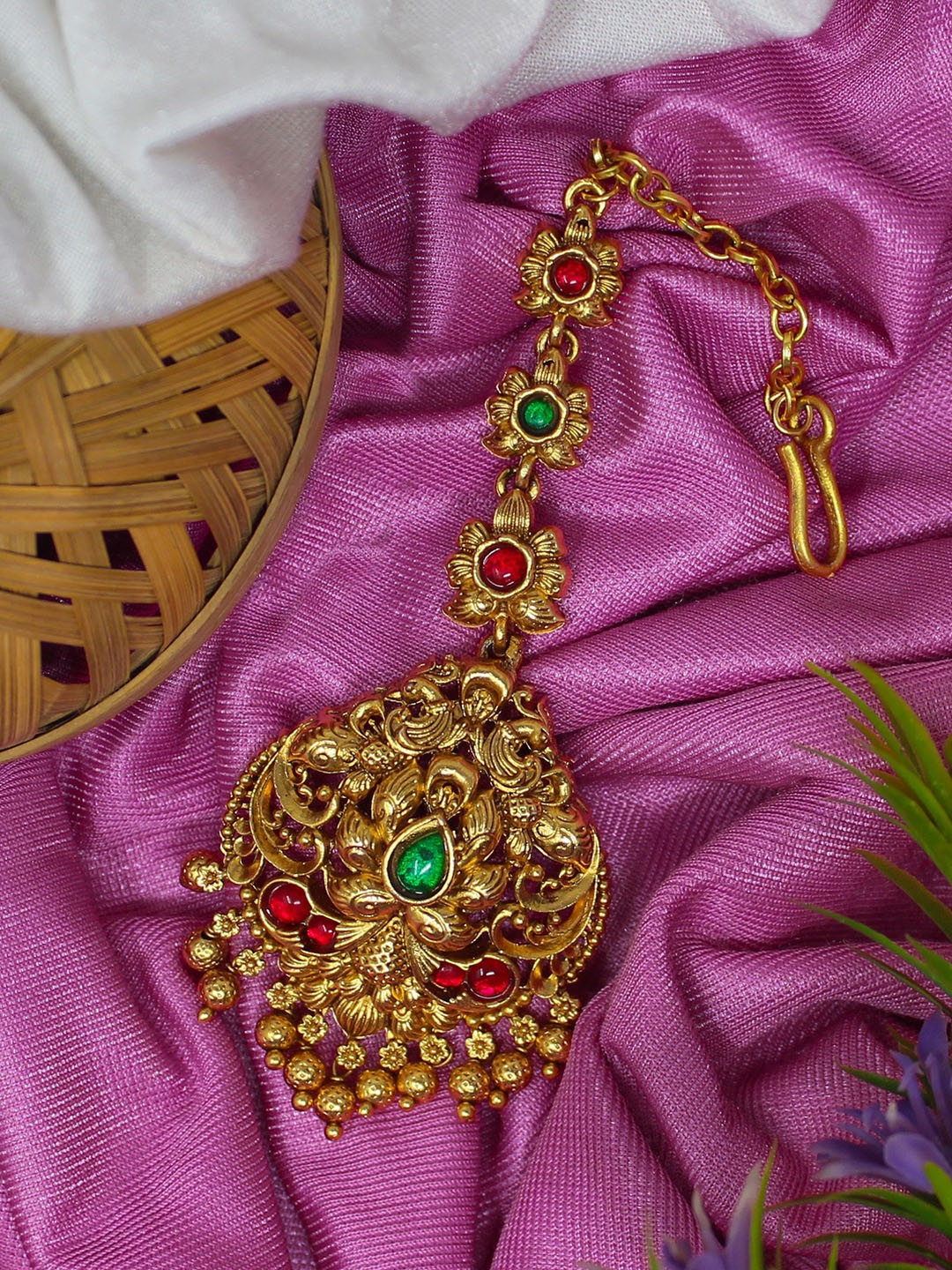 NAGNESHI ART Gold-Plated Artificial Stones Studded & Beaded Floral Design Maang Tikka
NAGNESHI ART Gold-Plated Artificial Stones Studded & Beaded Floral Design Maang Tikka