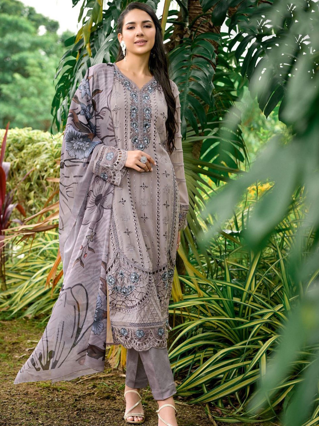 HIBA STUDIO Women Floral Embroidered Panelled Thread Work Kurti with Trousers & With Dupatta, Peach
HIBA STUDIO Women Floral Embroidered Panelled Thread Work Kurti with Trousers & With Dupatta, Peach