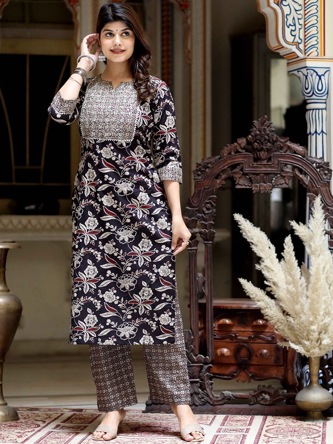 Doriyaan Women Floral Embroidered Regular Thread Work Pure Cotton Kurta with Palazzos, Black
Doriyaan Women Floral Embroidered Regular Thread Work Pure Cotton Kurta with Palazzos, Black