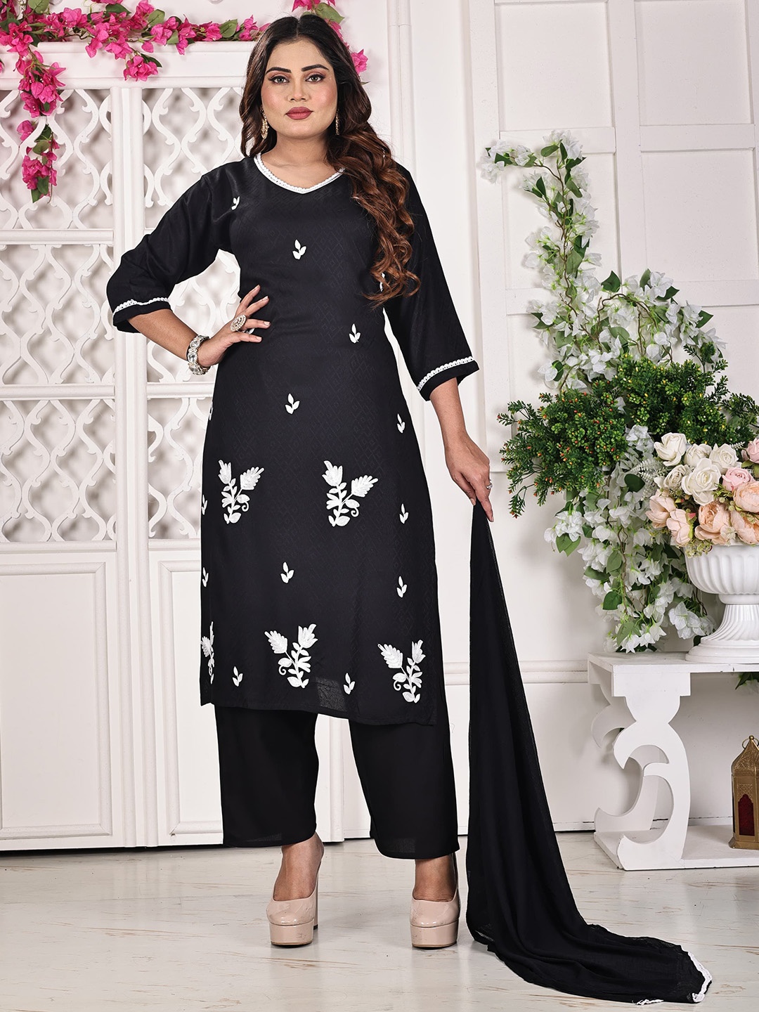 Maheesha Women Embroidered Regular Aari Work Kurta with Trousers & With Dupatta, Black
Maheesha Women Embroidered Regular Aari Work Kurta with Trousers & With Dupatta, Black