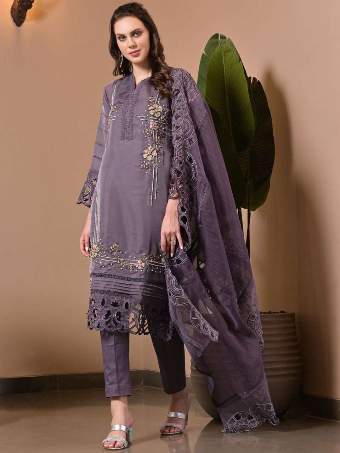 HIBA STUDIO Women Floral Panelled Thread Work Kurti with Trousers & With Dupatta, Purple
HIBA STUDIO Women Floral Panelled Thread Work Kurti with Trousers & With Dupatta, Purple