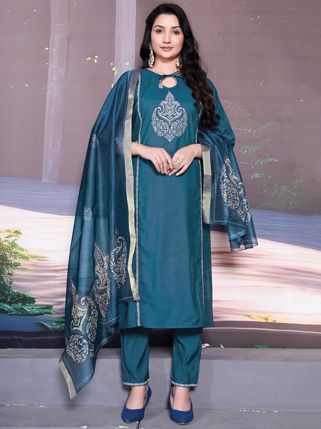 VAAZI CREATOR Women Floral Embroidered Regular Thread Work Kurta with Trousers & With Dupatta, Teal
VAAZI CREATOR Women Floral Embroidered Regular Thread Work Kurta with Trousers & With Dupatta, Teal