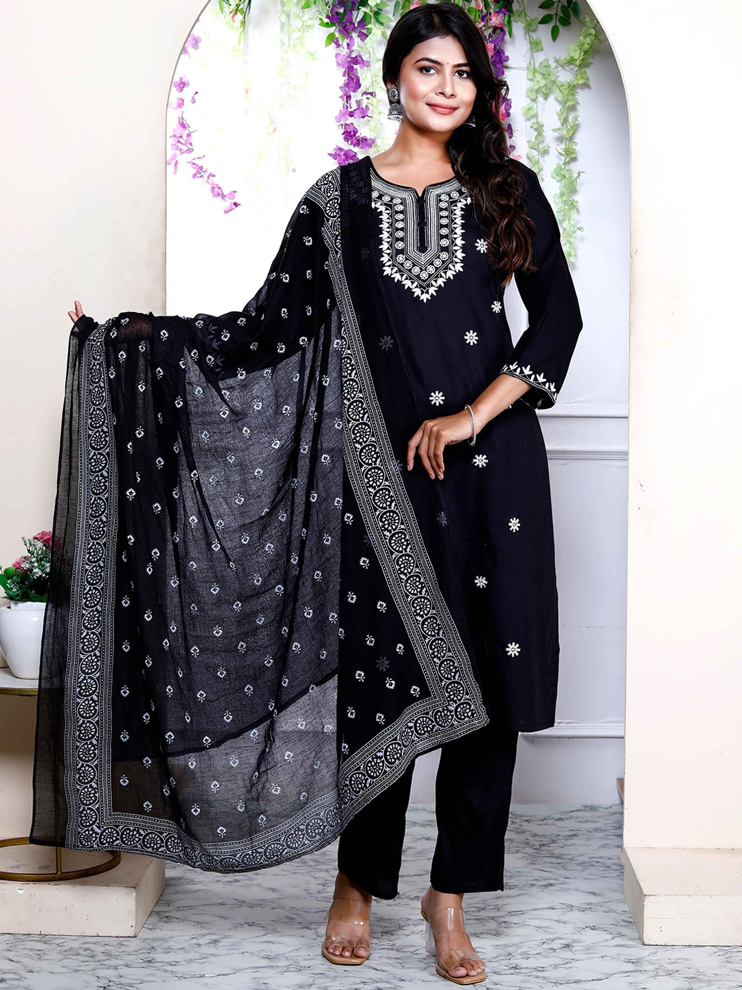 Doriyaan Women Floral Embroidered Regular Chikankari Kurta with Palazzos & With Dupatta, Black
Doriyaan Women Floral Embroidered Regular Chikankari Kurta with Palazzos & With Dupatta, Black