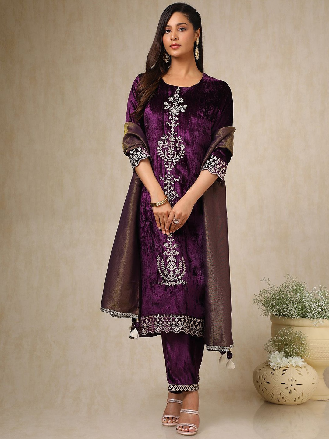 Soch Women Floral Embroidered Regular Thread Work Velvet Kurta with Trousers & With Dupatta, Purple
Soch Women Floral Embroidered Regular Thread Work Velvet Kurta with Trousers & With Dupatta, Purple