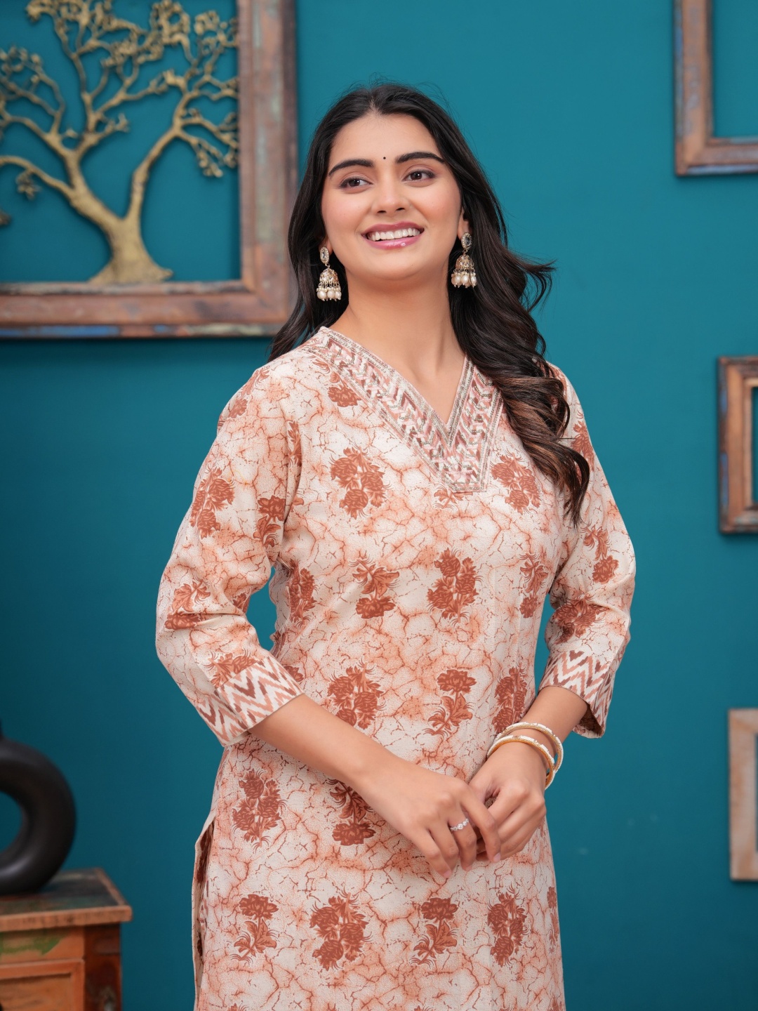 kipek Floral Printed V-Neck Sequinned Pure Cotton Straight Kurta With Pyjamas, Brown
kipek Floral Printed V-Neck Sequinned Pure Cotton Straight Kurta With Pyjamas, Brown