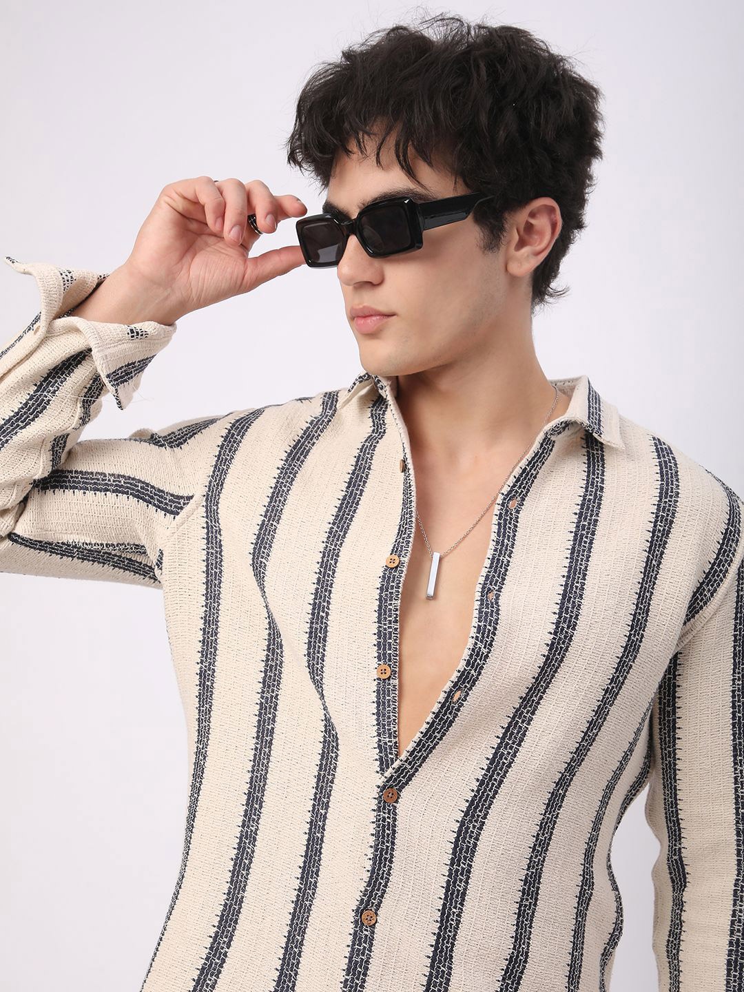 VASTRADO Men Classic Slim Fit Cutaway Collar Vertical Striped Cotton Casual Shirt, Off white
VASTRADO Men Classic Slim Fit Cutaway Collar Vertical Striped Cotton Casual Shirt, Off white