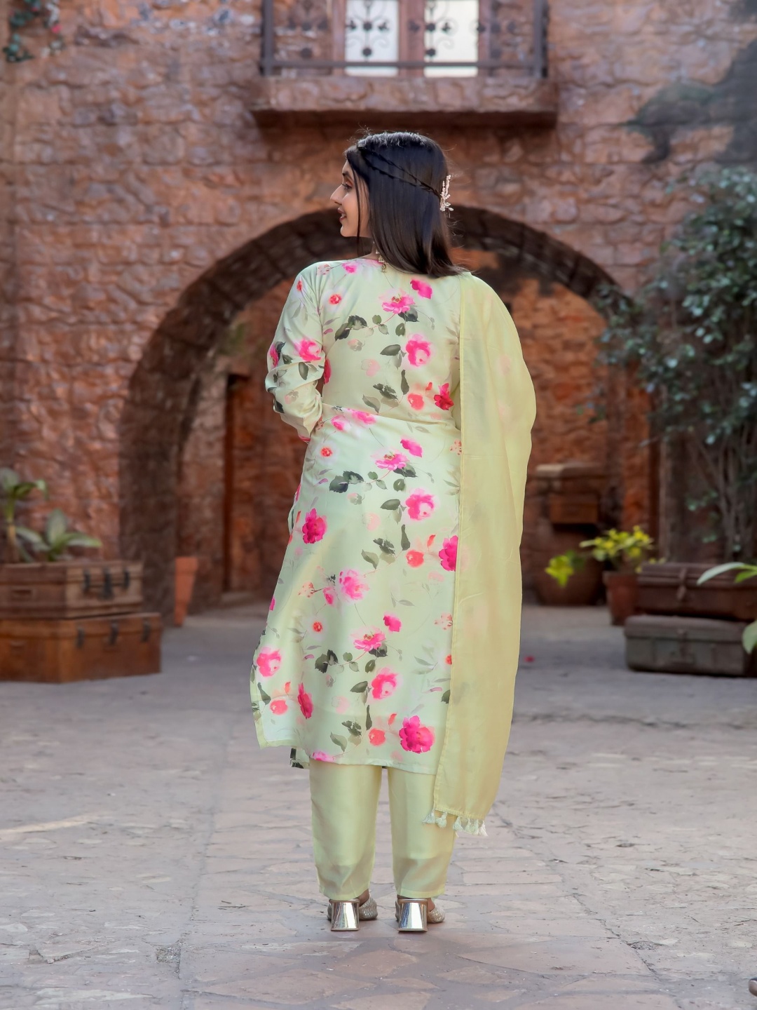 KAYOMMI Floral Printed Gotta Patti Pure Cotton Kurta With Trousers And Dupatta, Green
KAYOMMI Floral Printed Gotta Patti Pure Cotton Kurta With Trousers And Dupatta, Green