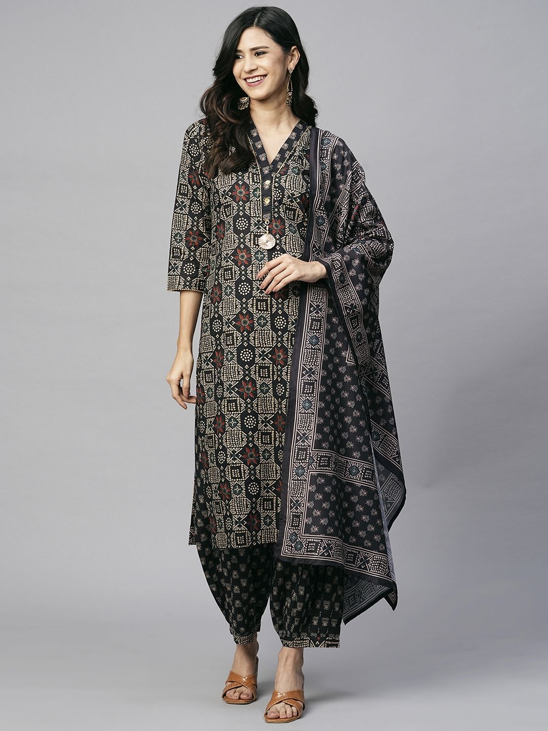Moda Rapido Ethnic Motifs Printed V-Neck Straight Pure Cotton Kurta With Salwar & Dupatta, Black
Moda Rapido Ethnic Motifs Printed V-Neck Straight Pure Cotton Kurta With Salwar & Dupatta, Black