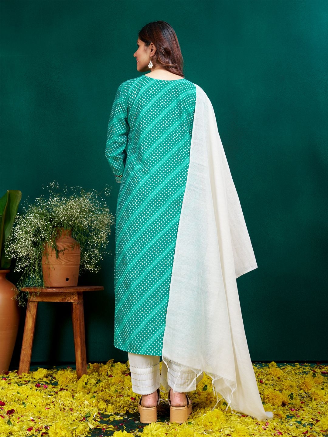 ARADHNA Bandhani Sequinned Embroidered Straight Kurta With Trousers & Dupatta, Green
ARADHNA Bandhani Sequinned Embroidered Straight Kurta With Trousers & Dupatta, Green
