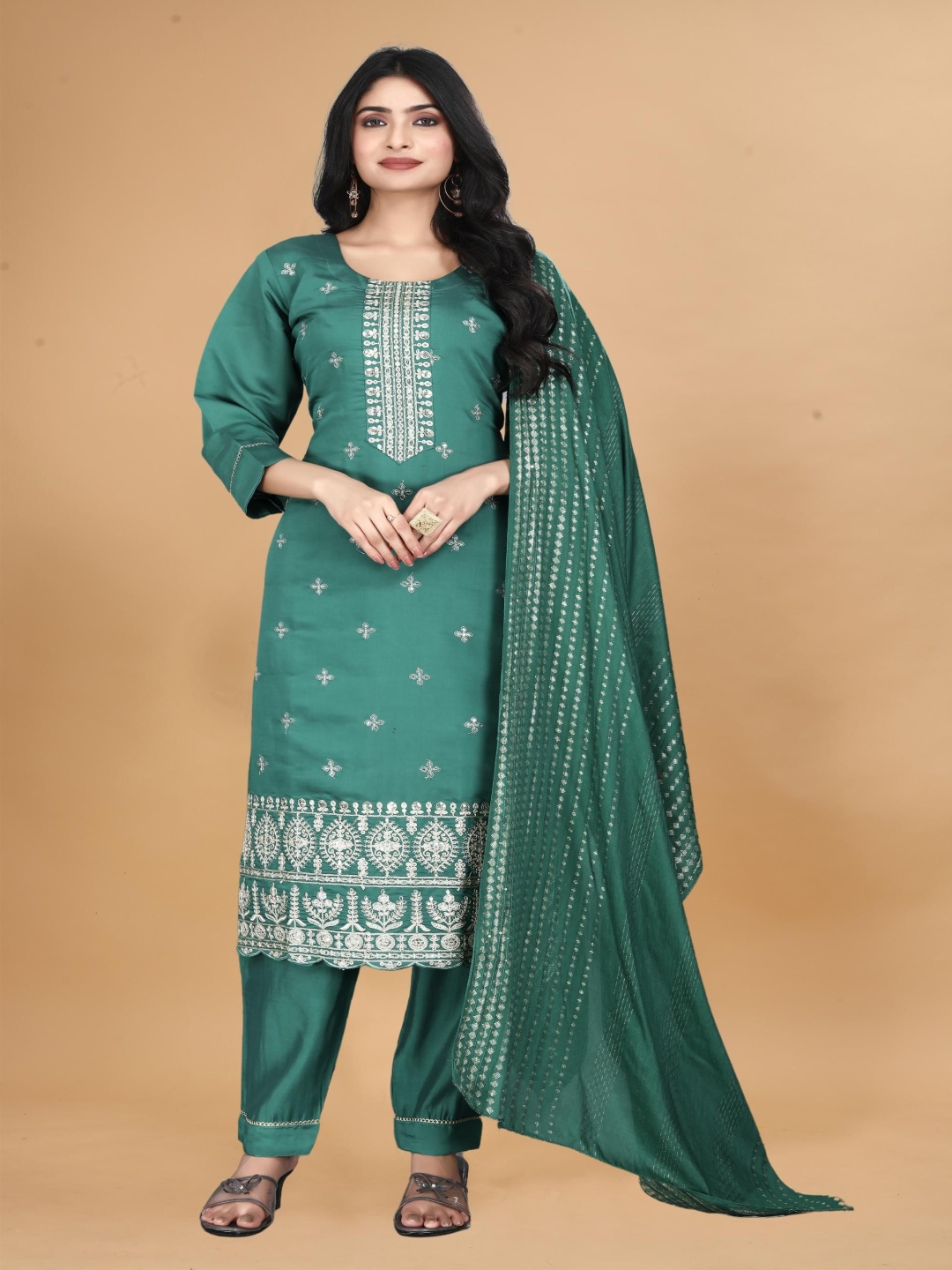 FVD Floral Embroidered Sequinned Chanderi Silk Straight Kurta With Trousers And Dupatta, Green
FVD Floral Embroidered Sequinned Chanderi Silk Straight Kurta With Trousers And Dupatta, Green