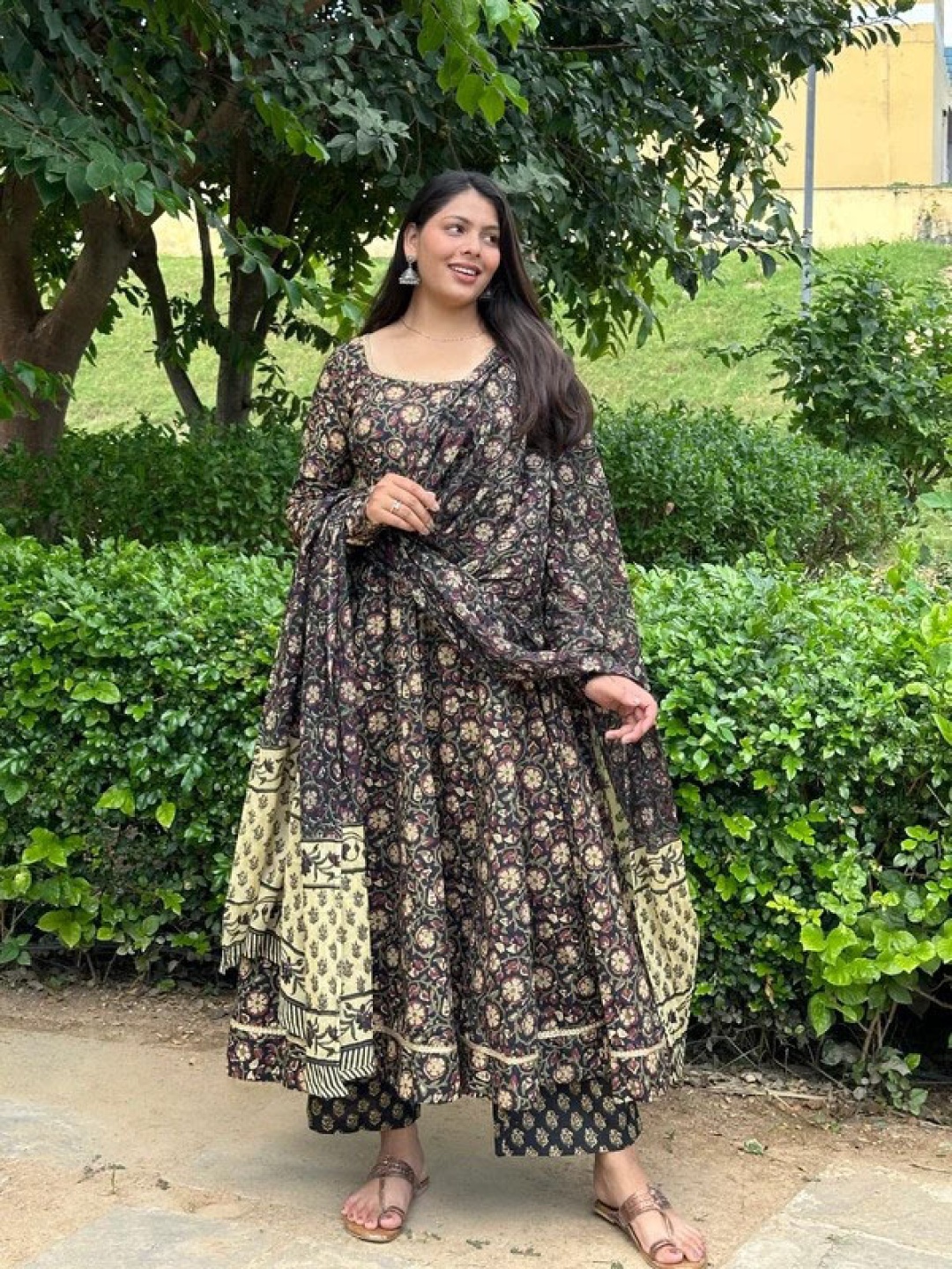 JONAYA Women Floral Printed Regular Pure Cotton Kurta with Trousers & With Dupatta, Blue
JONAYA Women Floral Printed Regular Pure Cotton Kurta with Trousers & With Dupatta, Blue