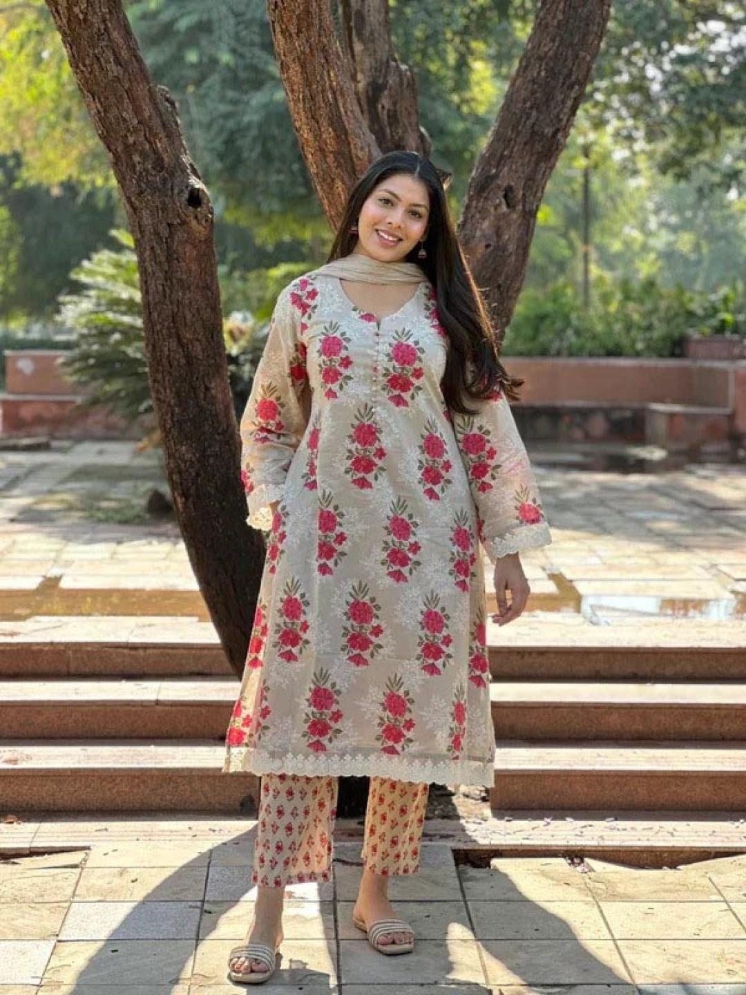 JONAYA Women Floral Printed Regular Pure Cotton Kurta with Trousers & With Dupatta, Beige
JONAYA Women Floral Printed Regular Pure Cotton Kurta with Trousers & With Dupatta, Beige