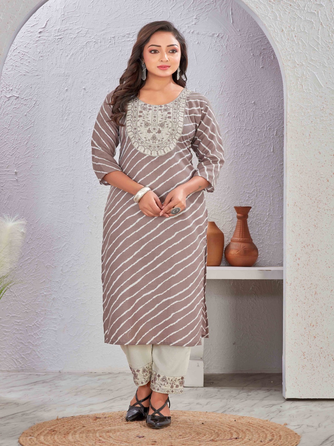 Tankori Leheriya Printed Thread Work U-Neck Cotton Silk Straight Kurta with Trousers, Lavender
Tankori Leheriya Printed Thread Work U-Neck Cotton Silk Straight Kurta with Trousers, Lavender