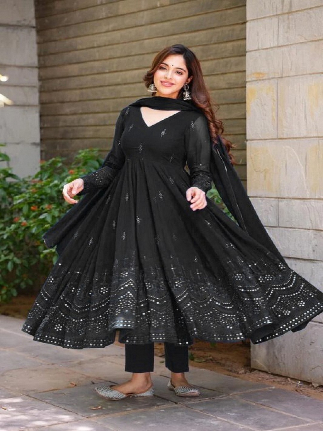 mimi design Floral Embroidered V-Neck Empire Anarkali Kurta With Trouser & Dupatta, Black
mimi design Floral Embroidered V-Neck Empire Anarkali Kurta With Trouser & Dupatta, Black
