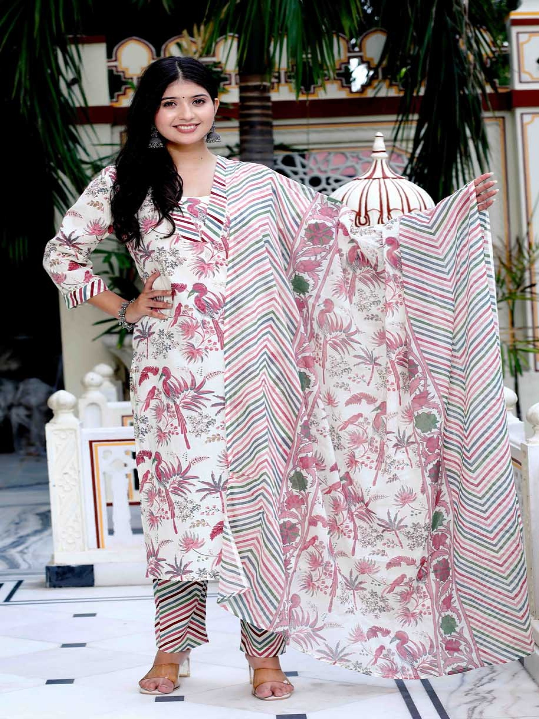 Doriyaan Women Floral Printed Regular Gotta Patti Pure Cotton Kurta with Palazzos & With Dupatta, Pink
Doriyaan Women Floral Printed Regular Gotta Patti Pure Cotton Kurta with Palazzos & With Dupatta, Pink