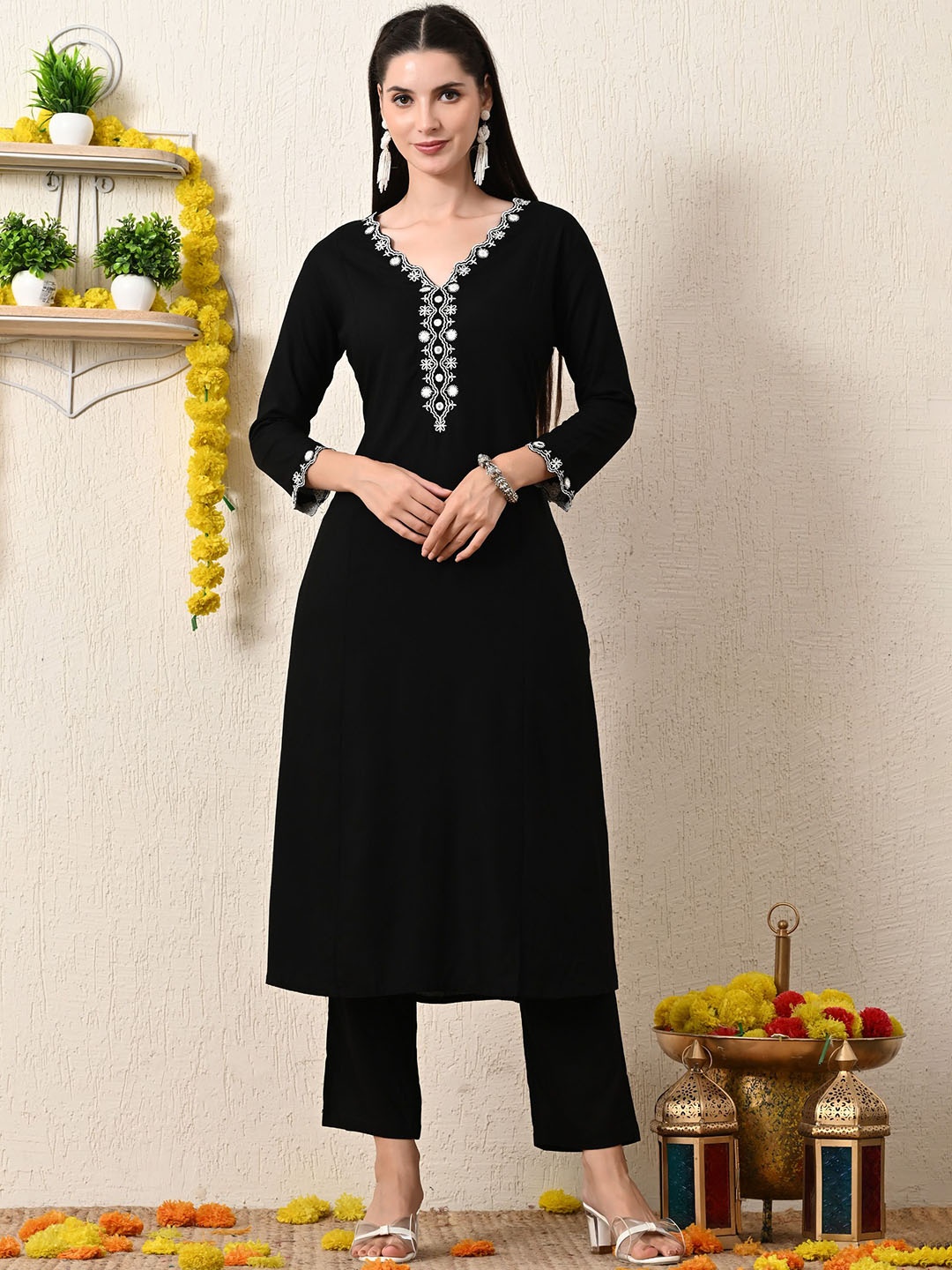 Stitch up thread Women Floral Embroidered Regular Thread Work Kurta with Trousers, Black
Stitch up thread Women Floral Embroidered Regular Thread Work Kurta with Trousers, Black