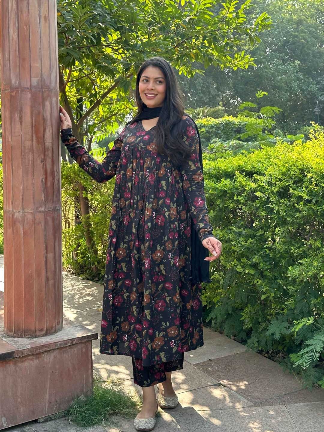 JONAYA Women Floral Printed Pleated Pure Cotton Kurta with Trousers & With Dupatta, Navy blue
JONAYA Women Floral Printed Pleated Pure Cotton Kurta with Trousers & With Dupatta, Navy blue