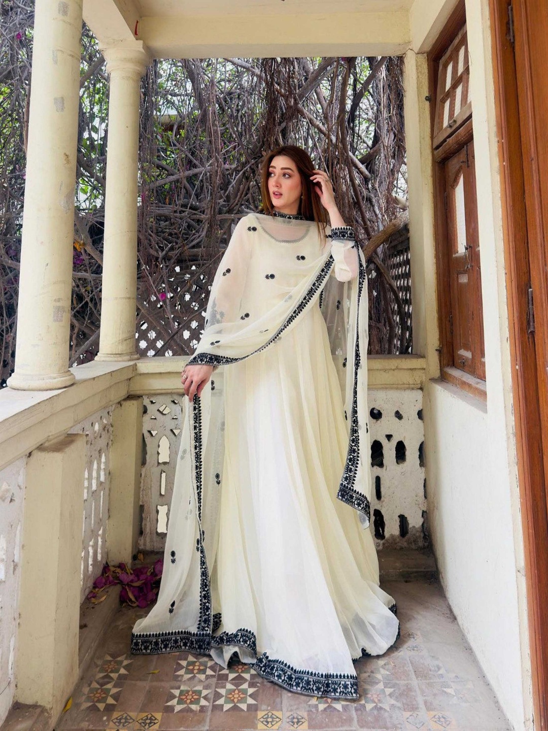 mimi design Floral Embroidered Silk Blend Anarkali Kurta With Trousers & Dupatta, White
mimi design Floral Embroidered Silk Blend Anarkali Kurta With Trousers & Dupatta, White