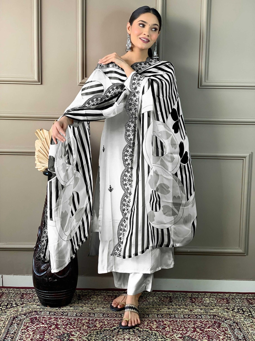 KALINI Women Floral Embroidered Regular Thread Work Kurta with Trousers & With Dupatta, White
KALINI Women Floral Embroidered Regular Thread Work Kurta with Trousers & With Dupatta, White
