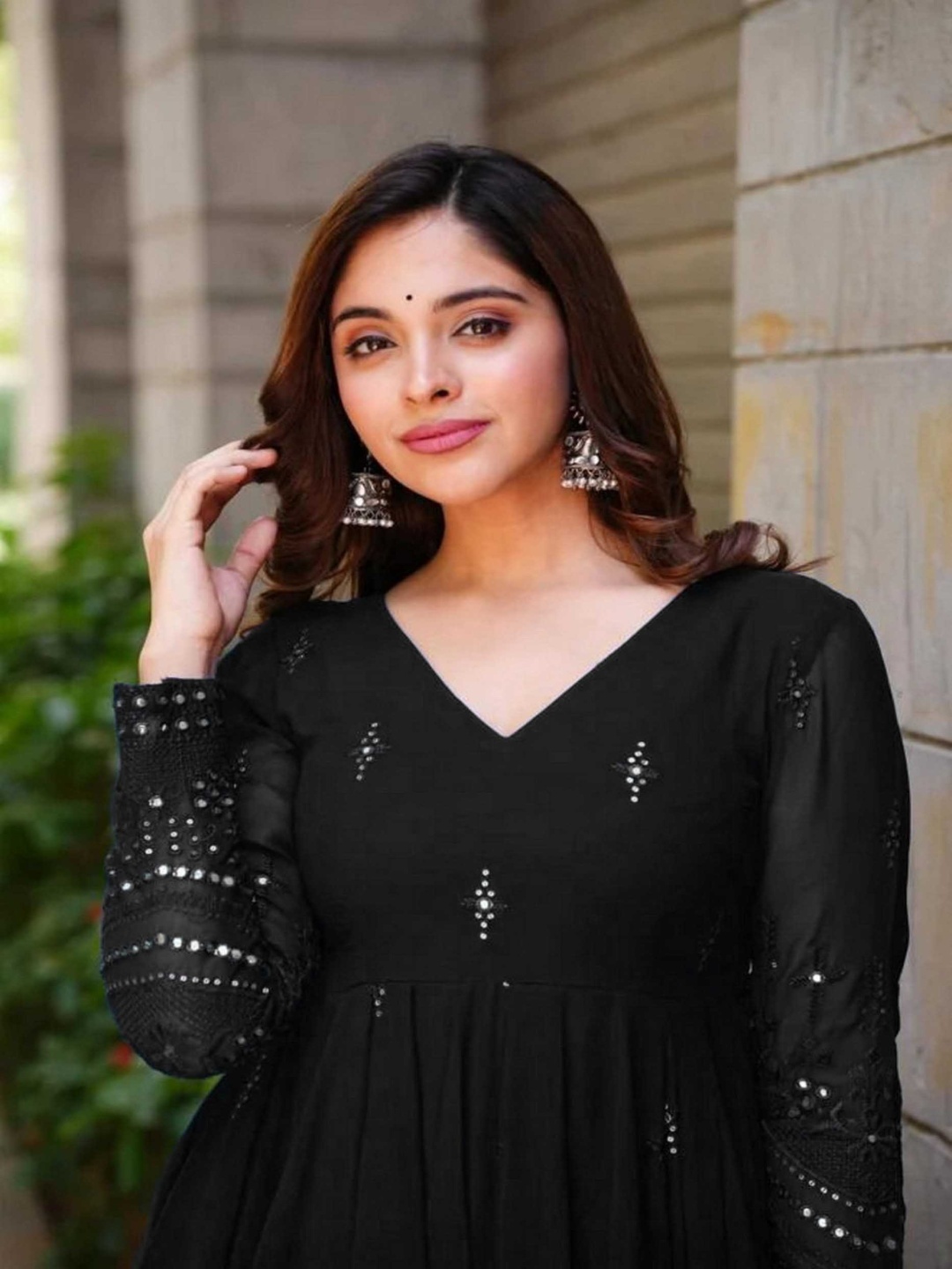 mimi design Floral Embroidered V-Neck Empire Anarkali Kurta With Trouser & Dupatta, Black
mimi design Floral Embroidered V-Neck Empire Anarkali Kurta With Trouser & Dupatta, Black