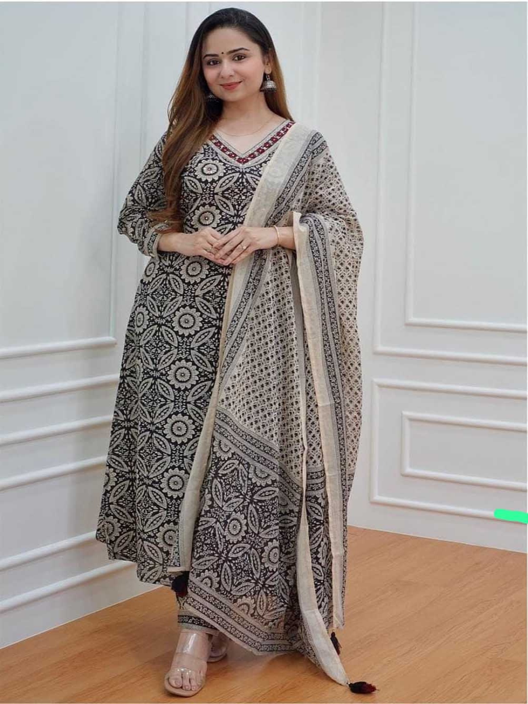 Danilo Women Floral Embroidered Regular Pure Cotton Kurta with Salwar & With Dupatta, Black
Danilo Women Floral Embroidered Regular Pure Cotton Kurta with Salwar & With Dupatta, Black