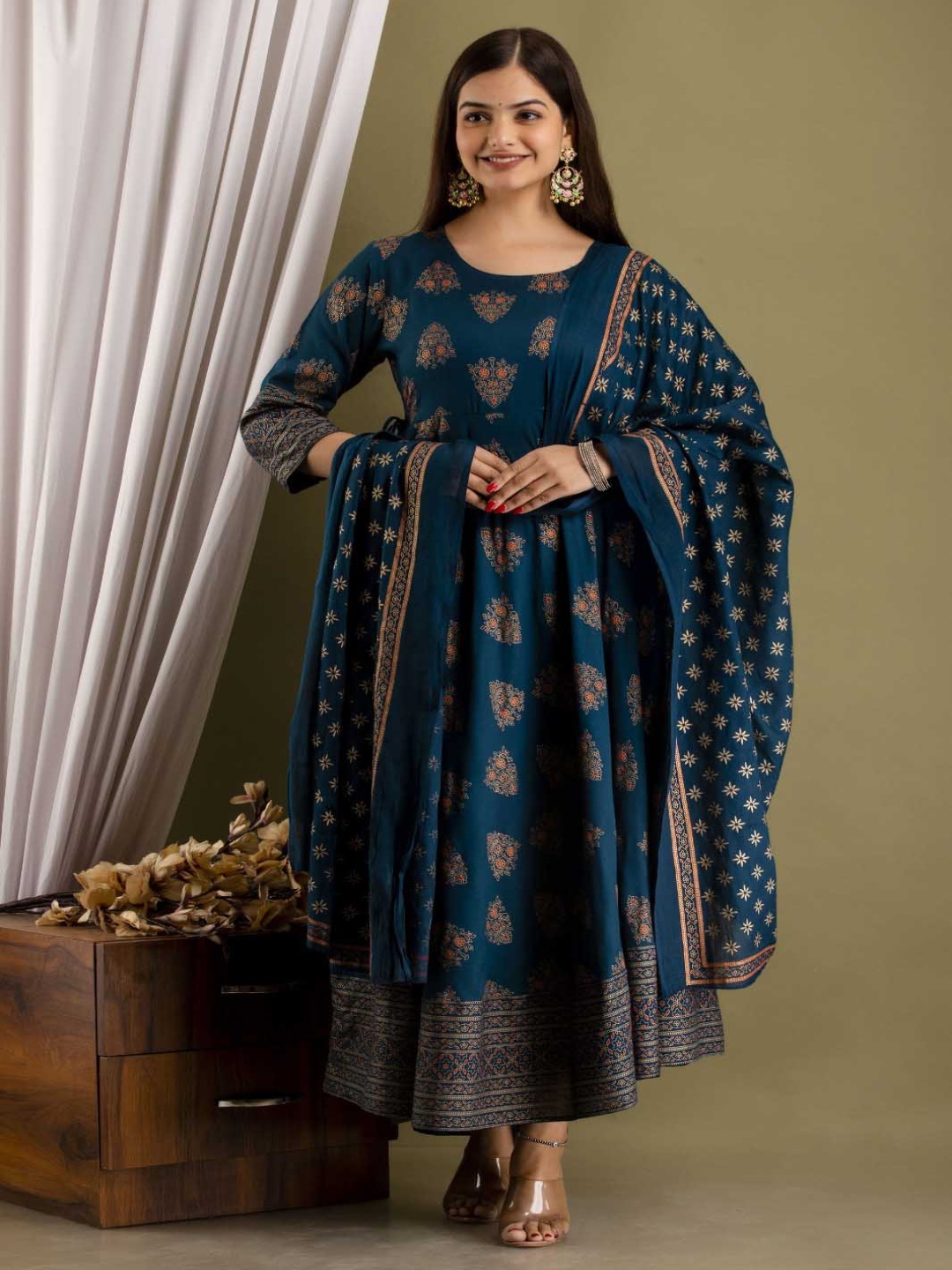 ClothAura Women Floral Printed Regular Kurta with Trousers & With Dupatta, Blue
ClothAura Women Floral Printed Regular Kurta with Trousers & With Dupatta, Blue