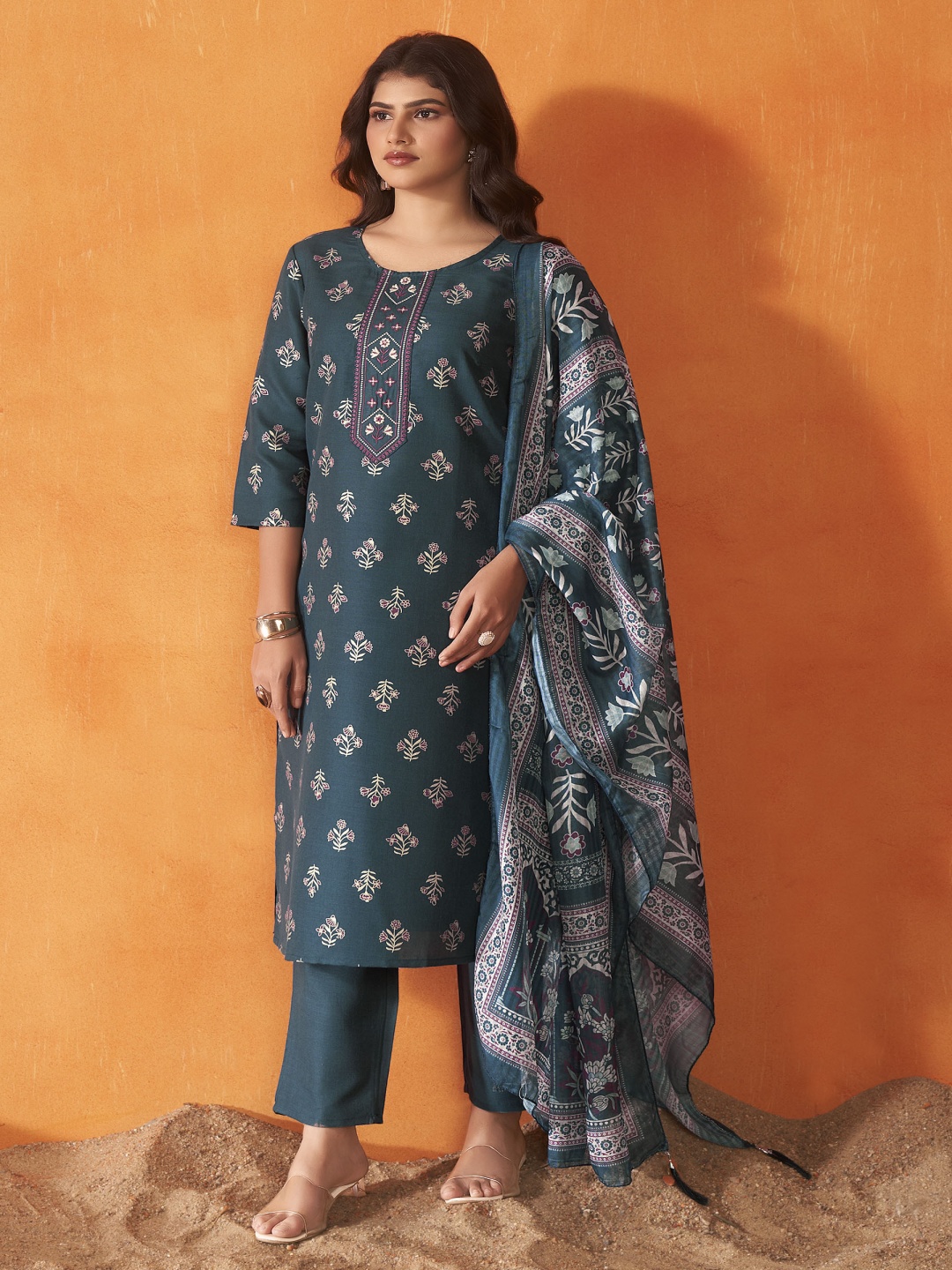 Anouk Ethnic Motifs Printed Round Neck Straight Kurta With Trousers And Dupatta, Green
Anouk Ethnic Motifs Printed Round Neck Straight Kurta With Trousers And Dupatta, Green