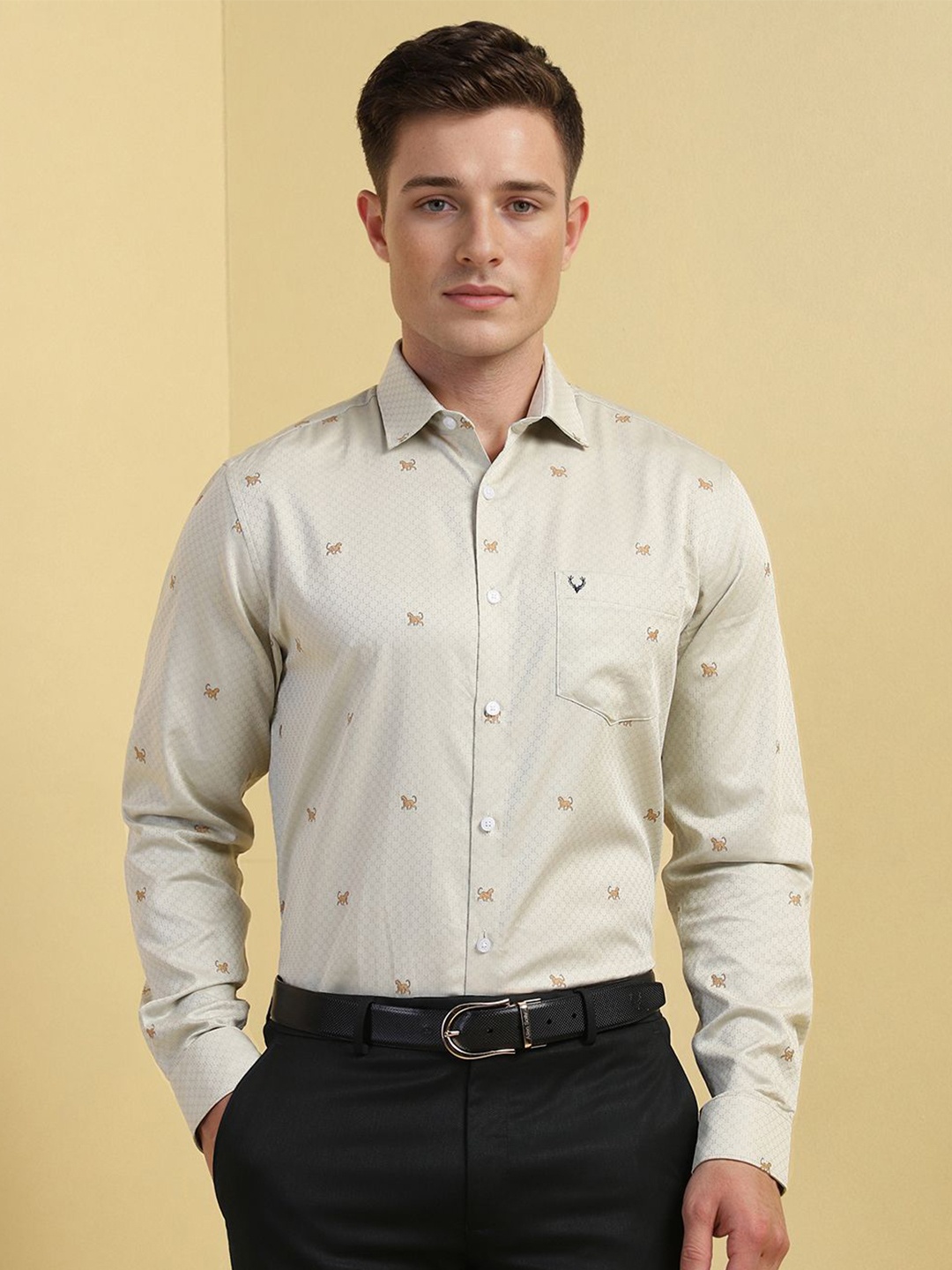 Allen Solly Men Slim Fit Spread Collar Conversational Printed Cotton Formal Shirt, Beige
Allen Solly Men Slim Fit Spread Collar Conversational Printed Cotton Formal Shirt, Beige