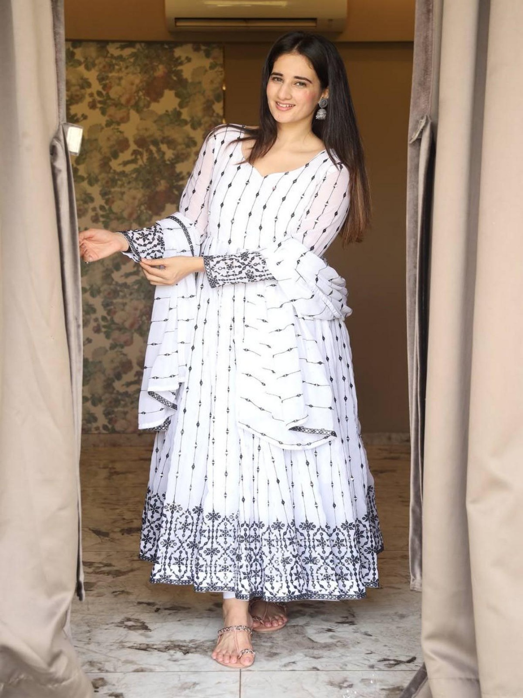 mimi design Women Ethnic Motifs Empire Silk Georgette Kurta with Dhoti Pants & With Dupatta, White
mimi design Women Ethnic Motifs Empire Silk Georgette Kurta with Dhoti Pants & With Dupatta, White