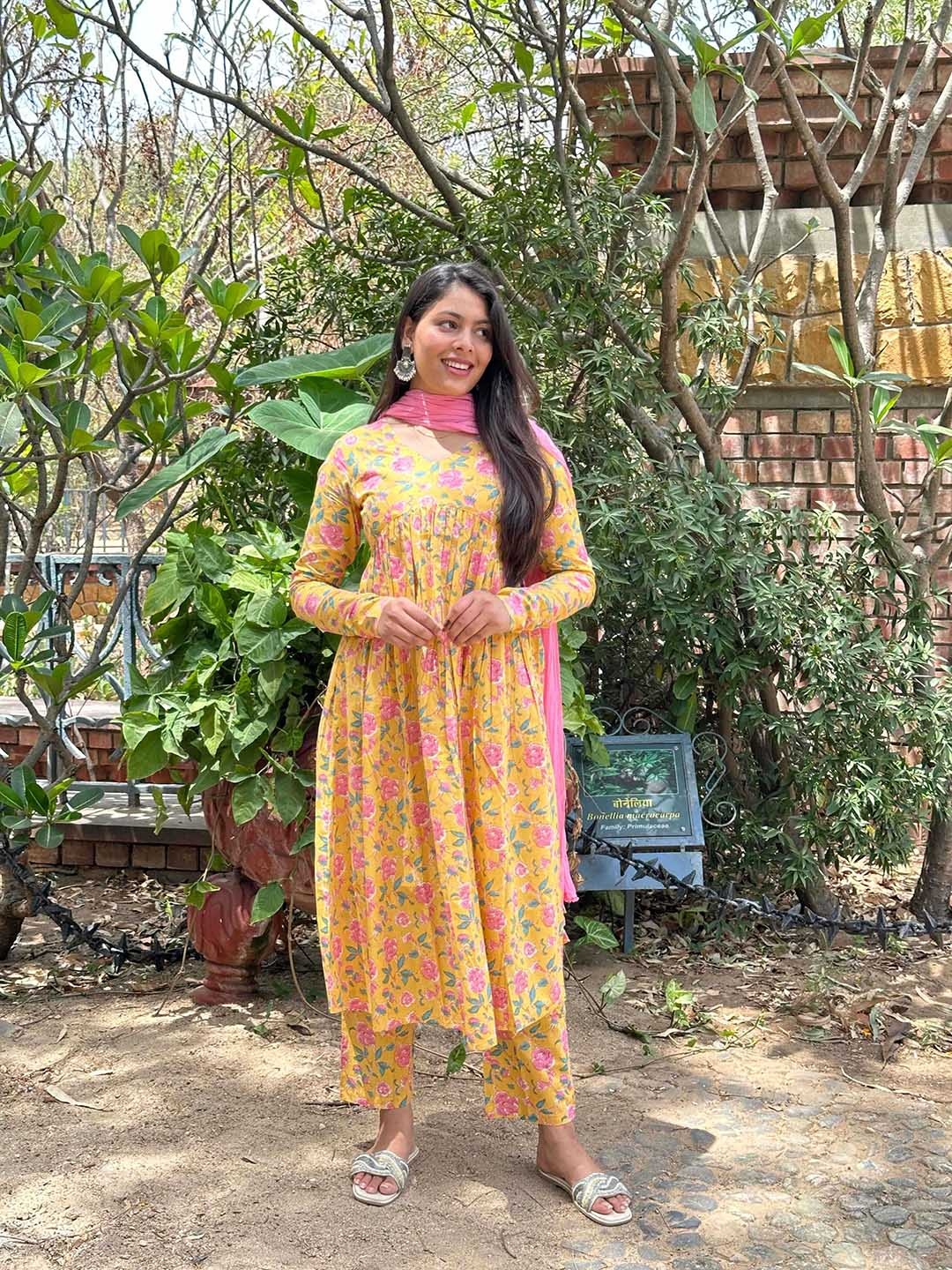 JONAYA Women Floral Printed Angrakha Pure Cotton Kurta with Trousers & With Dupatta, Yellow
JONAYA Women Floral Printed Angrakha Pure Cotton Kurta with Trousers & With Dupatta, Yellow