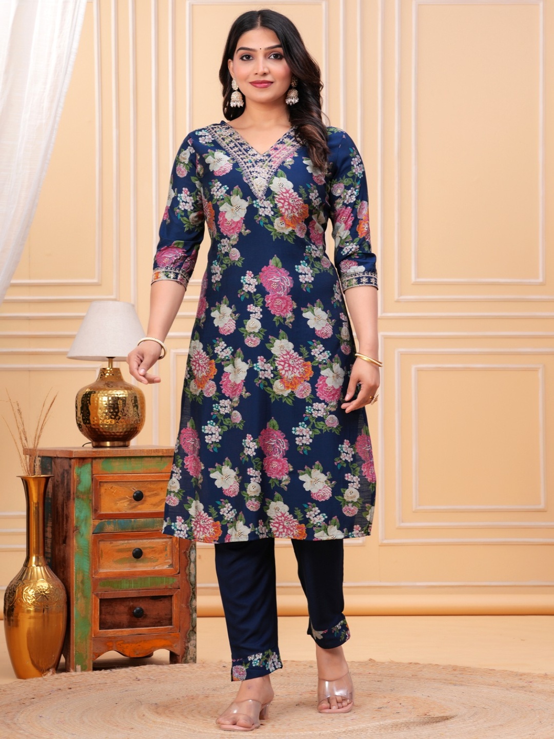 UNISETS Women Ethnic Motifs Embroidered Regular Sequinned Chanderi Silk Kurta with Pyjamas, Blue
UNISETS Women Ethnic Motifs Embroidered Regular Sequinned Chanderi Silk Kurta with Pyjamas, Blue