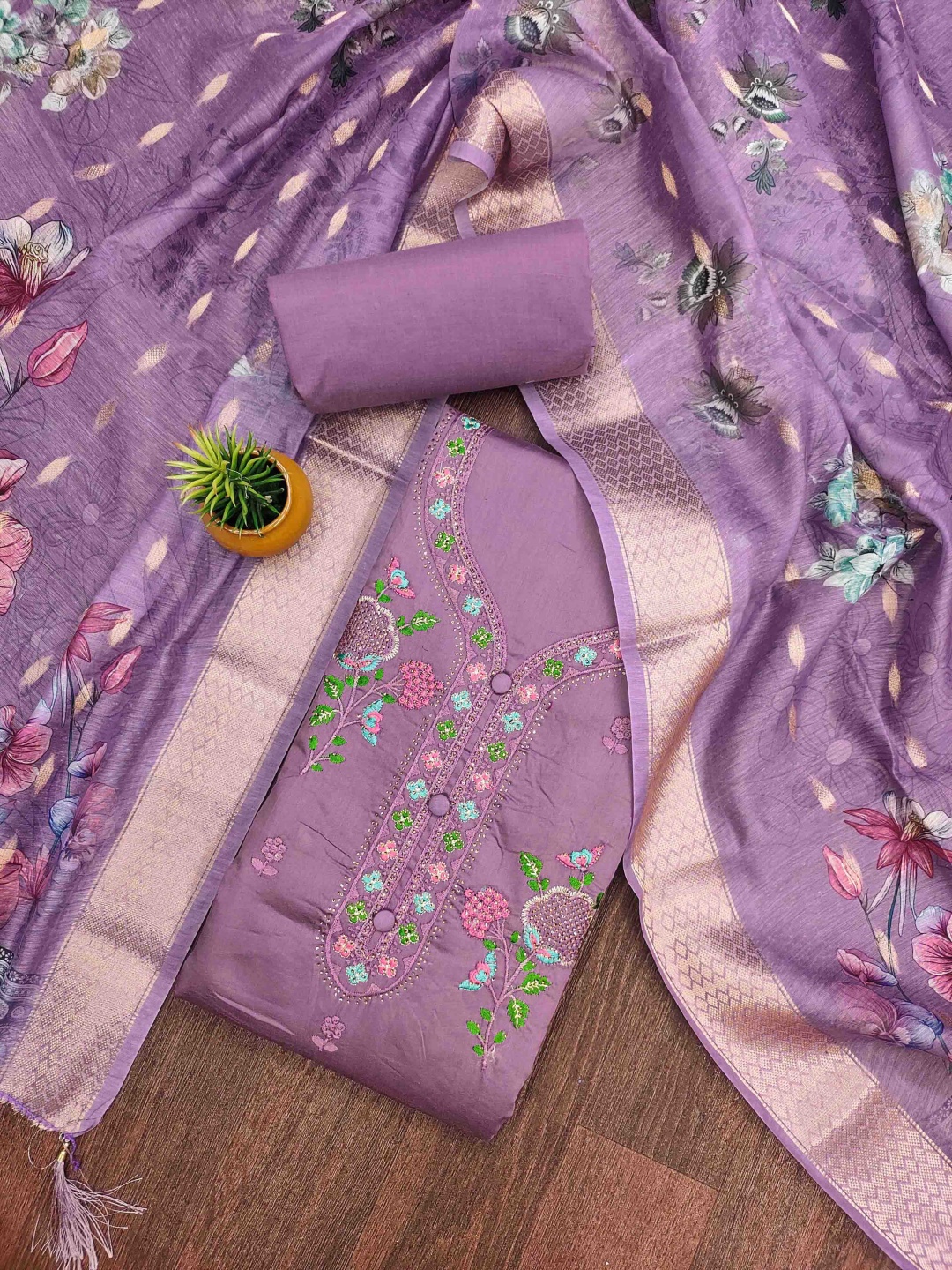 Maroosh Floral Embroidered Beads And Stones Cotton Unstitched Dress Material, Lavender
Maroosh Floral Embroidered Beads And Stones Cotton Unstitched Dress Material, Lavender