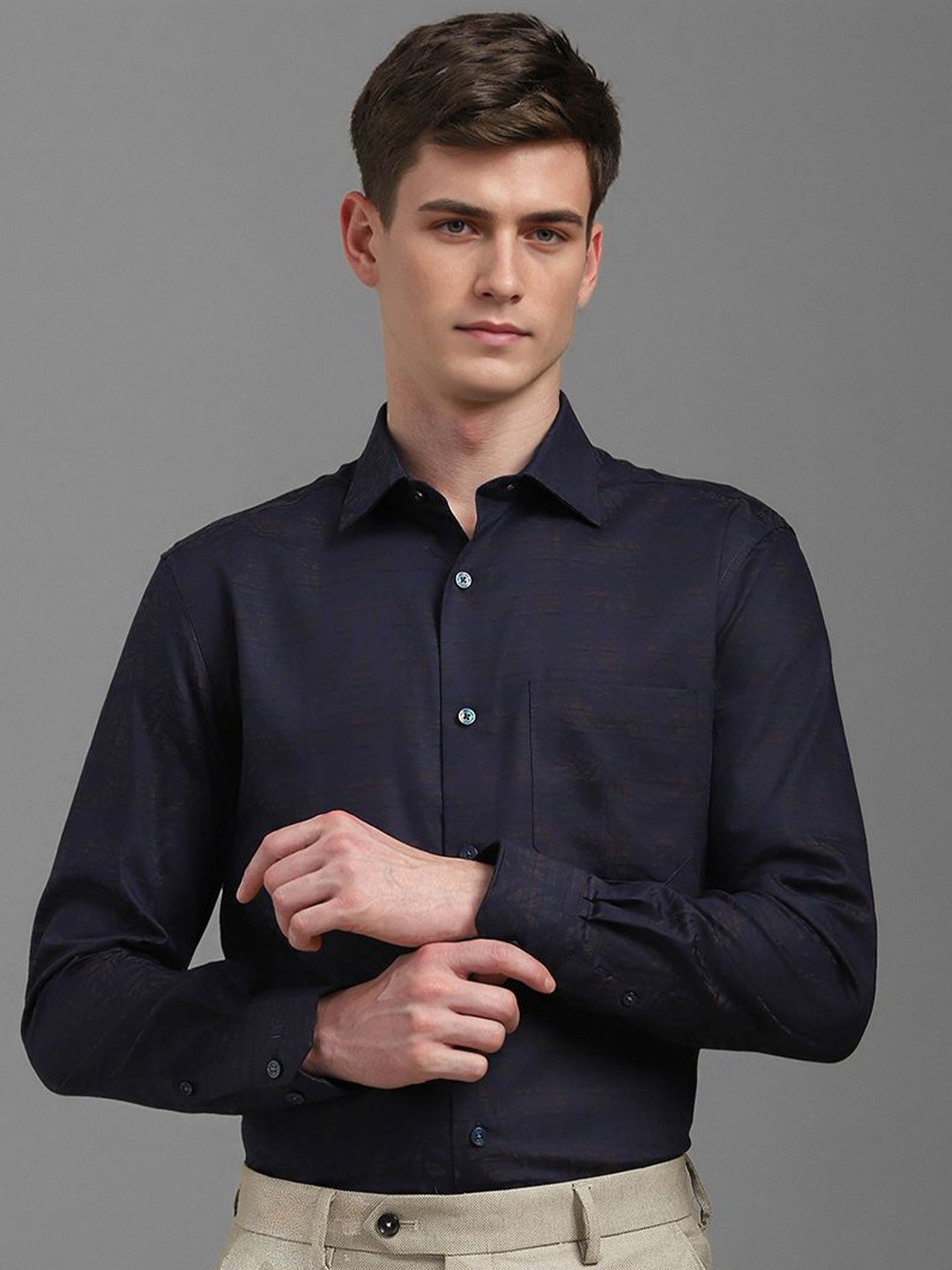 Louis Philippe Men Classic Fit Spread Collar Floral Printed Cotton Formal Shirt, Navy blue
Louis Philippe Men Classic Fit Spread Collar Floral Printed Cotton Formal Shirt, Navy blue