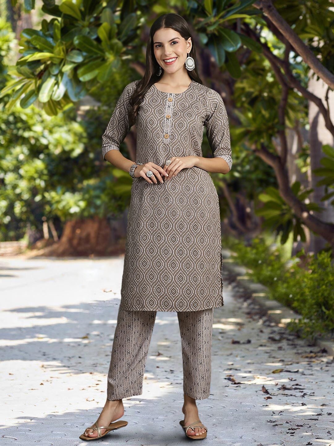 Moda Rapido Women Ethnic Motifs Printed Regular Kurta with Trousers & With Dupatta, Grey
Moda Rapido Women Ethnic Motifs Printed Regular Kurta with Trousers & With Dupatta, Grey