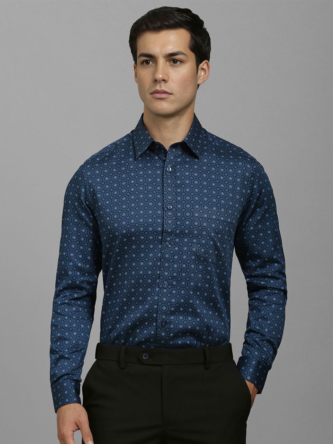 Louis Philippe Men Classic Slim Fit Spread Collar Floral Printed Cotton Formal Shirt, Navy blue
Louis Philippe Men Classic Slim Fit Spread Collar Floral Printed Cotton Formal Shirt, Navy blue