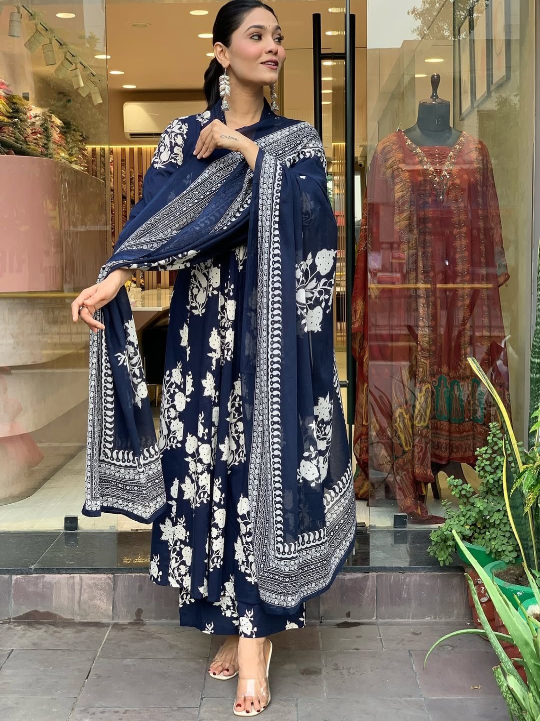 SIJOPA Floral Printed V-Neck Sequinned Pure Cotton Kurta With Palazzos And Dupatta, Blue
SIJOPA Floral Printed V-Neck Sequinned Pure Cotton Kurta With Palazzos And Dupatta, Blue
