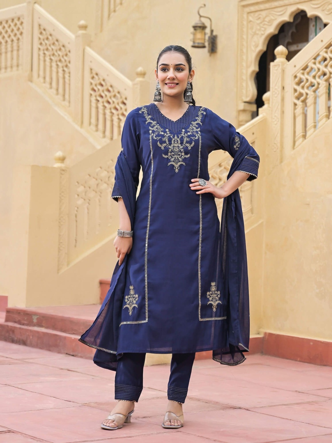 SHIFORY Floral Yoke Design V-Neck Embroidered Straight Kurta With Trousers And Dupatta, Blue
SHIFORY Floral Yoke Design V-Neck Embroidered Straight Kurta With Trousers And Dupatta, Blue