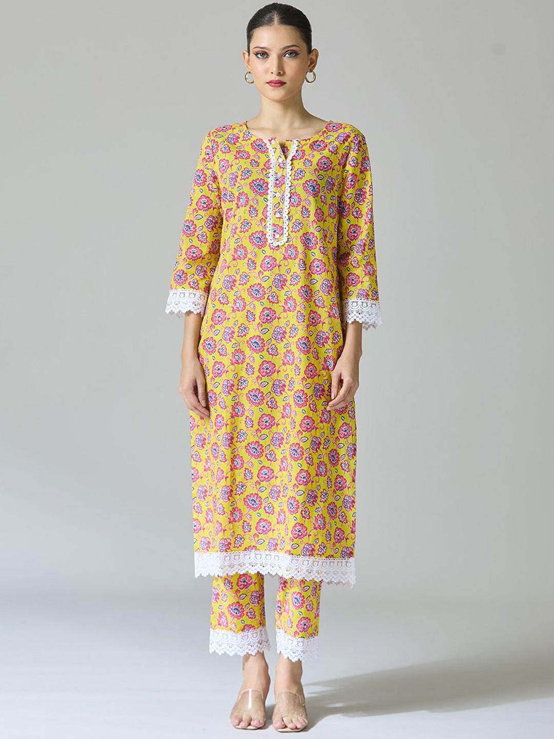 Samyukta Singhania Floral Printed V-Neck Pure Cotton Staright Kurta With Trousers, Yellow
Samyukta Singhania Floral Printed V-Neck Pure Cotton Staright Kurta With Trousers, Yellow