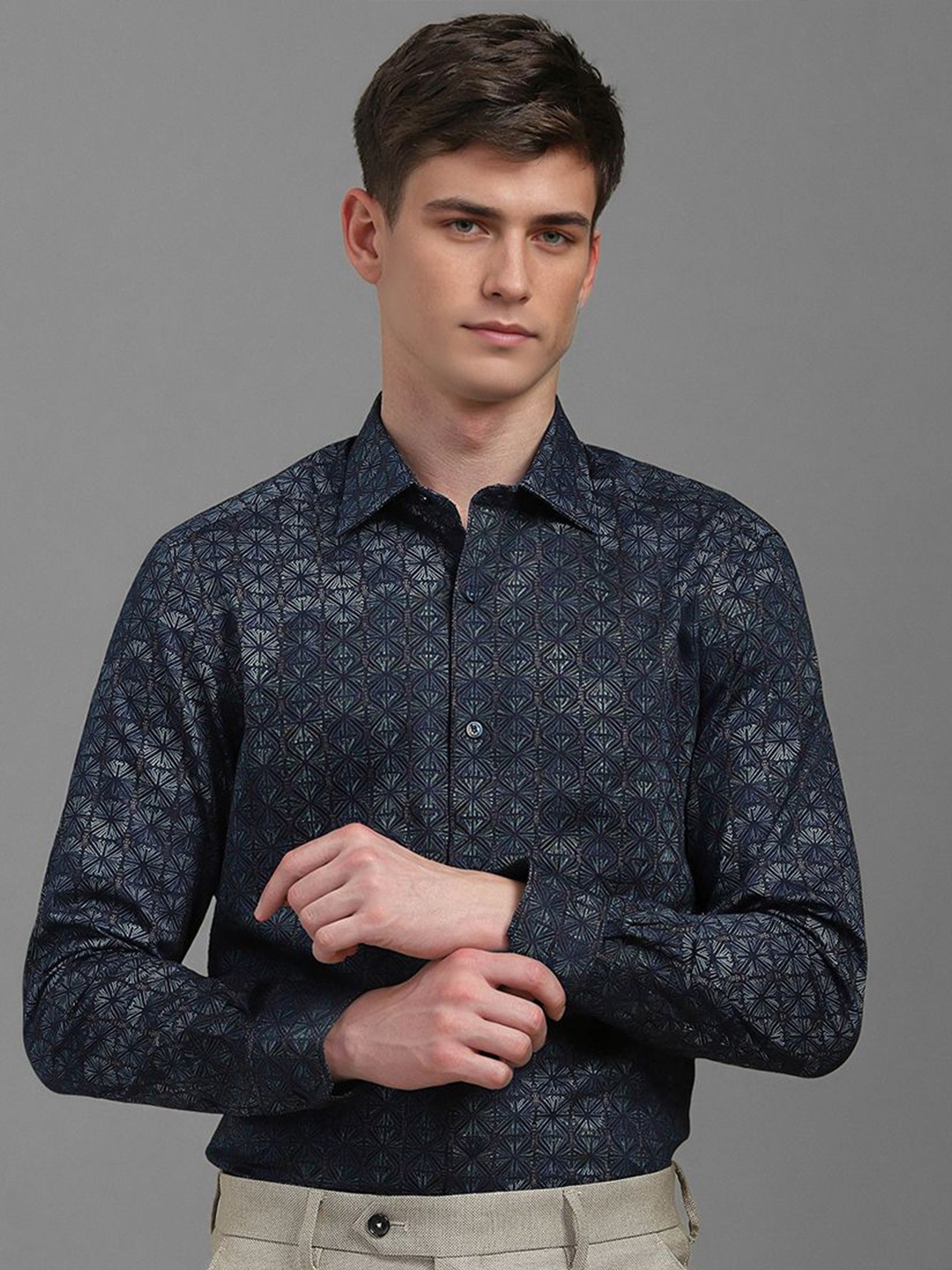 Louis Philippe Men Classic Fit Spread Collar Geometric Printed Cotton Formal Shirt, Navy blue
Louis Philippe Men Classic Fit Spread Collar Geometric Printed Cotton Formal Shirt, Navy blue