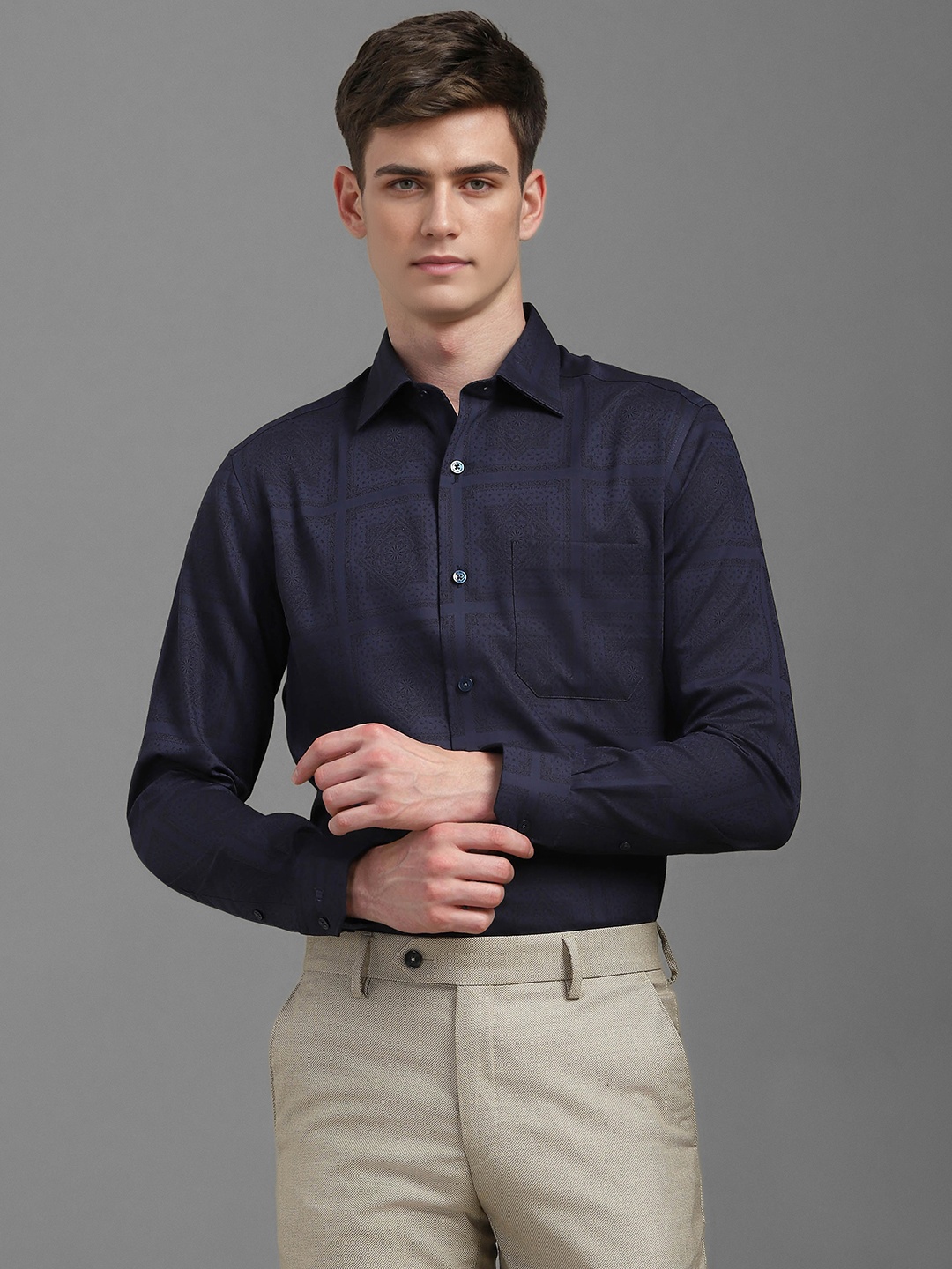 Louis Philippe Men Classic Slim Fit Spread Collar Floral Printed Cotton Formal Shirt, Navy blue
Louis Philippe Men Classic Slim Fit Spread Collar Floral Printed Cotton Formal Shirt, Navy blue