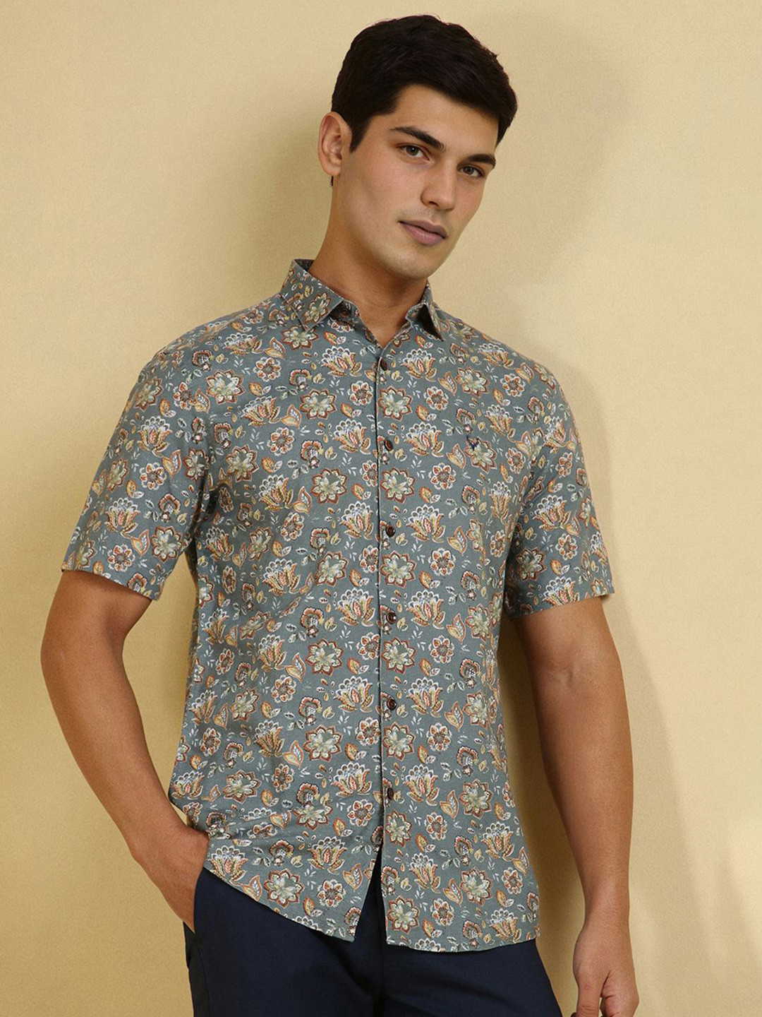 Allen Solly Men Slim Fit Spread Collar Floral Printed Cotton Linen Casual Shirt, Grey 
Allen Solly Men Slim Fit Spread Collar Floral Printed Cotton Linen Casual Shirt, Grey